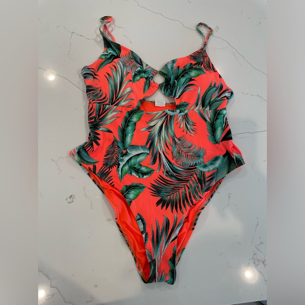 Tropical print bathing suit 🌴